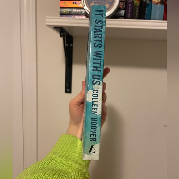 IT STARTS WITH US by Colleen Hoover - Picture 3 of 4